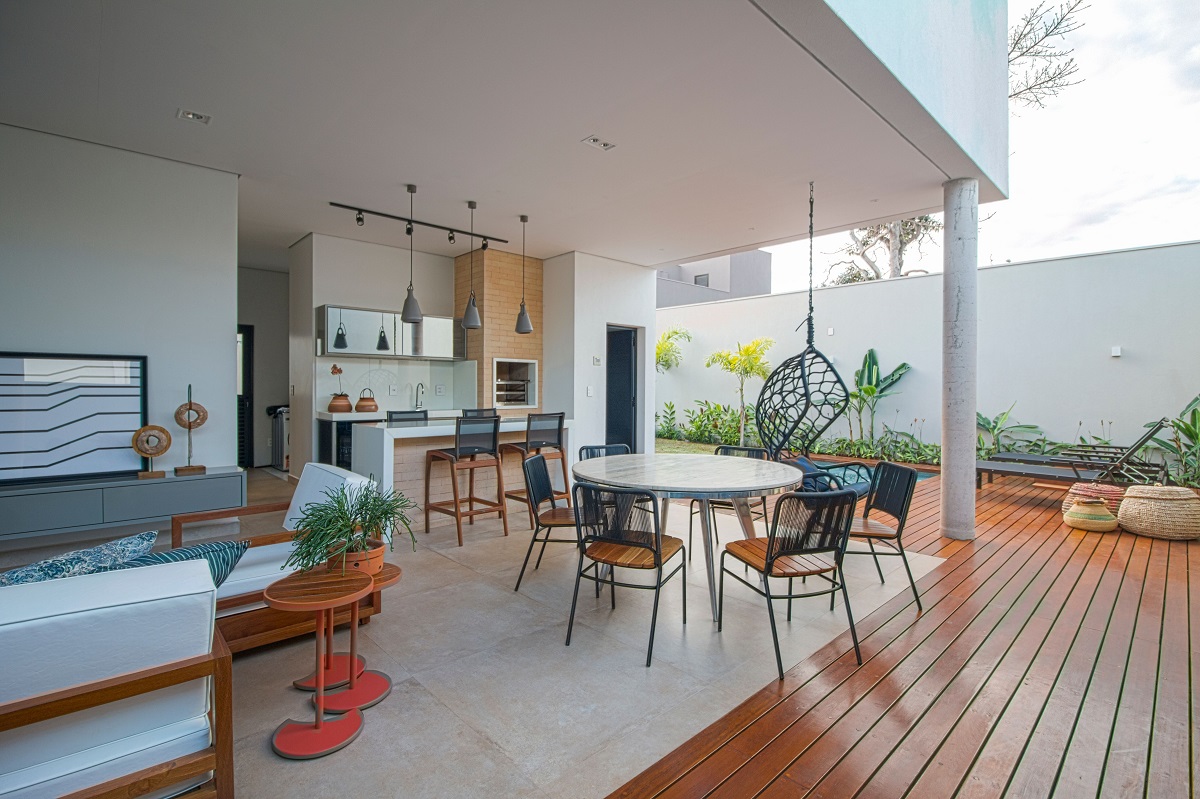 backyard featuring an outdoor kitchen and lounge area